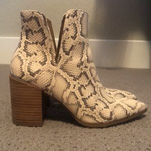 Size 10 Steve Madden cream snake print Booties